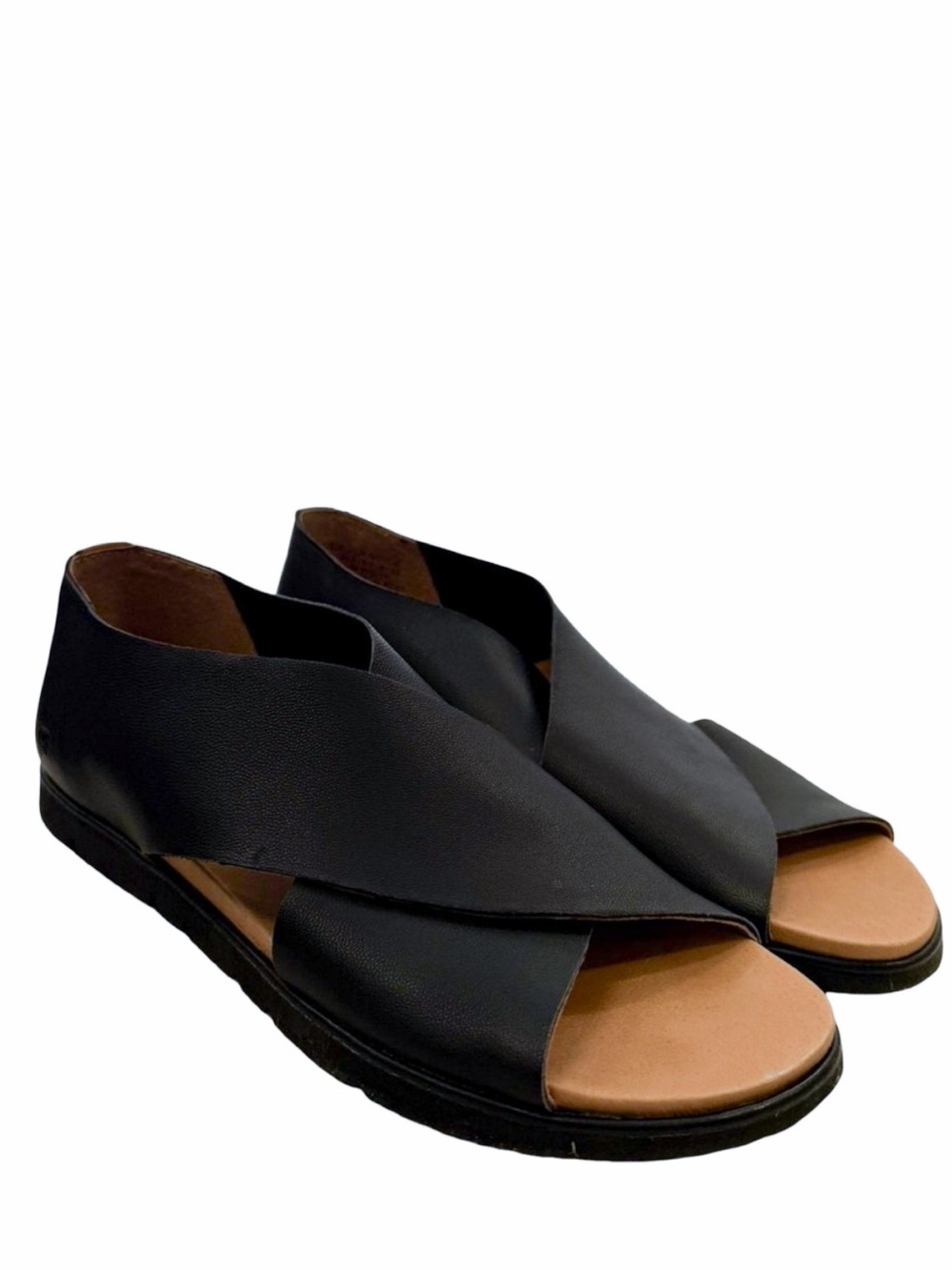 NWOT GENTLE SOULS Leslie Leather X Band Flat Sandals
Black
Size 8